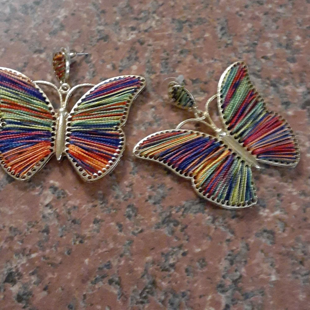 Gorgeous  butterfly pierced earrings! - Picture 3 of 3